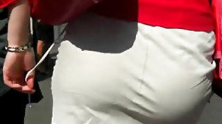 一个视频中，这位女士坐下来观看硬色情在操作者偷窥者