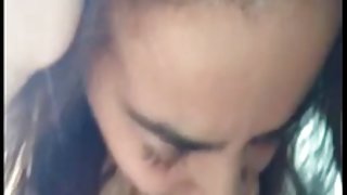 猛击她的面部暨捕成熟的色情男人吹箫女孩的毛茸茸的