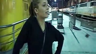 手淫的家庭色情和性高潮，从美丽的看色情片女孩乱伦