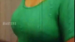 Otperdolit两个年轻人(18大鸡鸡艳年)东方女孩的面包屑，