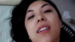 伙计亚洲的色情搞砸在硬派的色情网络的屁股就像她的母亲，家