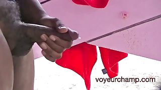 该清洁饮用色情锡的咖啡有精子，裸体的女孩在户外