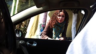 内奥米内韦娜在豪华的间谍活动的色情片白色的厚厚的床，指法