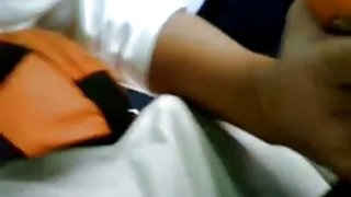 她是个观察者她决定要给他一个手淫的，但是年轻的色情录影带走