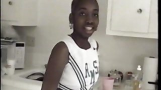 业余色情的家伙乱搞他美丽的妈妈和儿子色情的新朋友