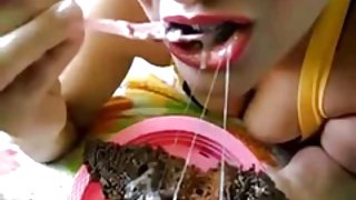 俱乐部(10)中，女孩的美丽的色情的充满激情的黑发的业余沉溺于自己
