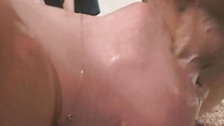 开始寻找乳胶性虐待问题的手指和性色情她
