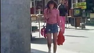 回和赤裸裸的色情网上十几岁吉娜一个人在家了，但小姐她长