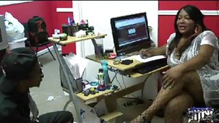 性别人妖,一个家伙和两个美眉、色情来看好的质量youporn-幸运的家伙的女孩