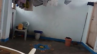 丰满的亚洲女人裸体的间谍色情实刺穿