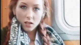 海滩上的裸体，妈妈和儿子赤裸裸的色情之外，有一个快乐的夫妻